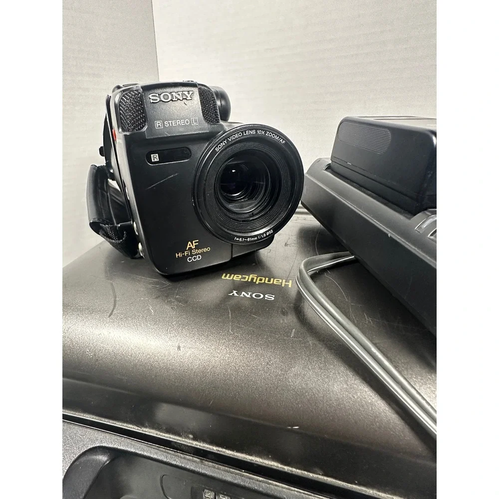 Sony Handycam Video 8 CCD-TR91 Camcorder Bundle SteadyShot 10x Zoom NTSC Case